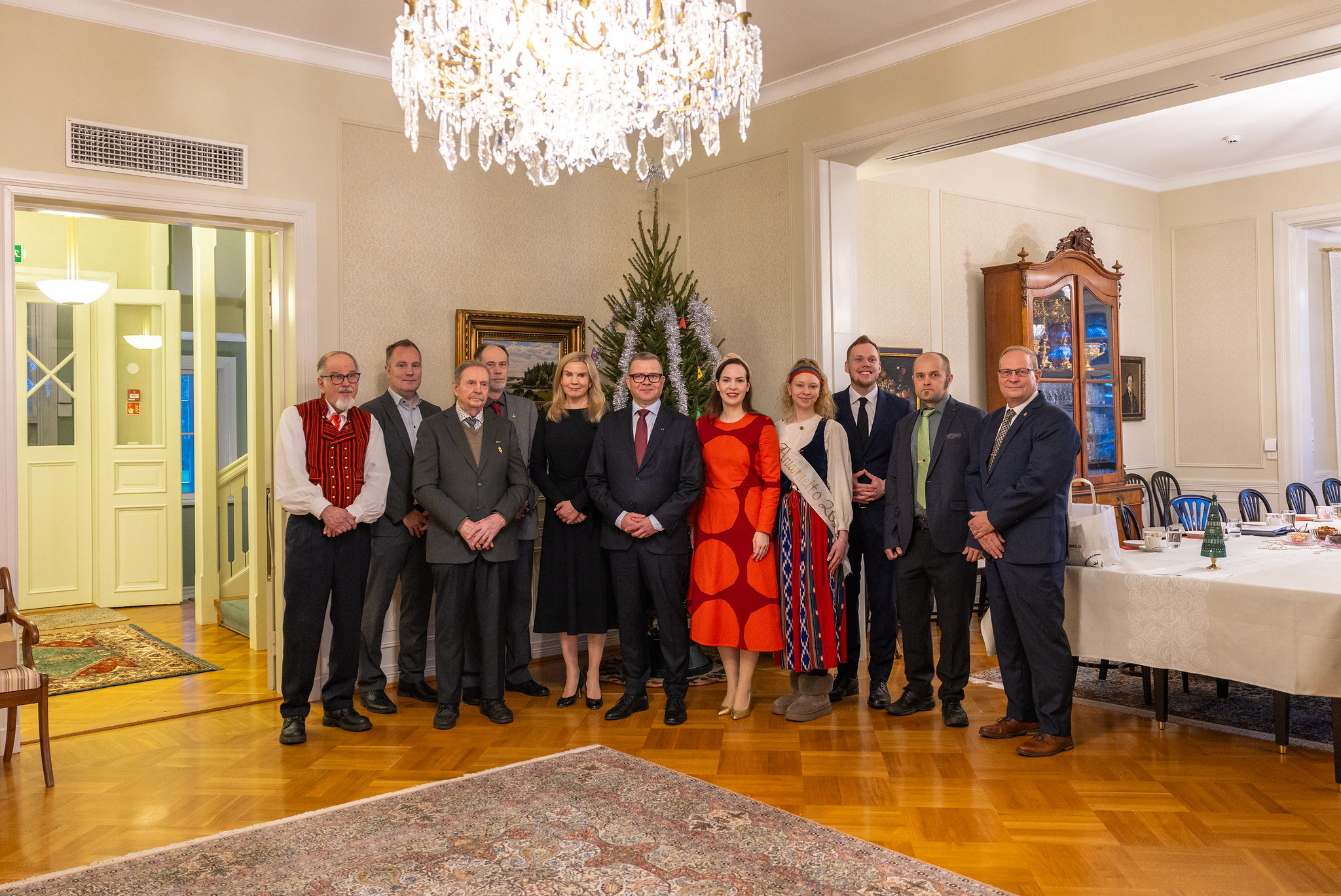 Meto ja päijäthämäläiset luovuttivat pääministerille joulukuusen