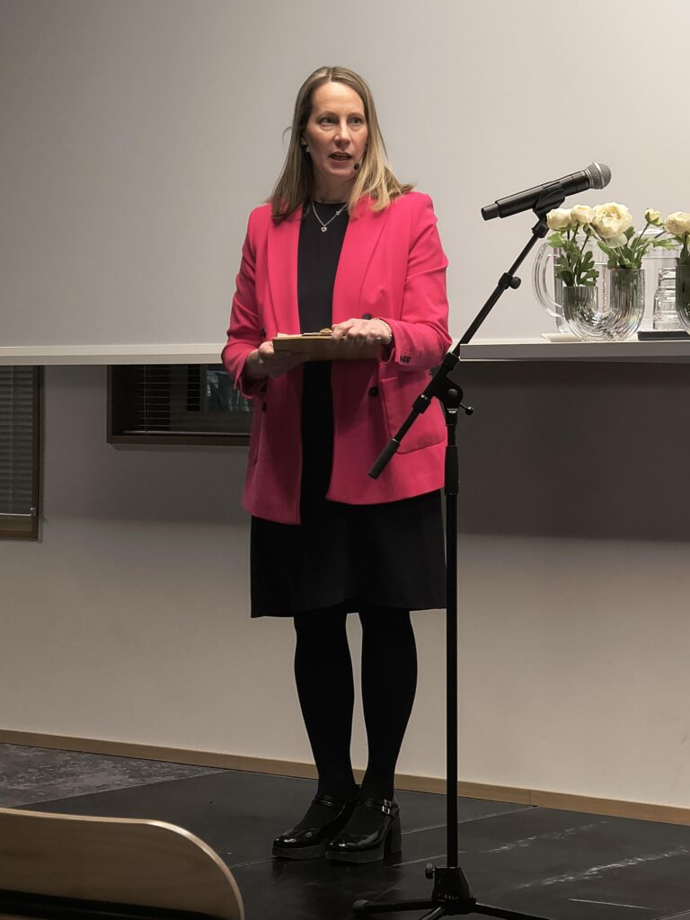 Tilaisuuden juontajana toimi tuore United Bankersin metsärahaston kestävästä käytöstä vastaava Anniina Kostilainen, joka toimi aiemmin Sahateollisuus ry:n metsä- ja ympäristöpäällikkönä.