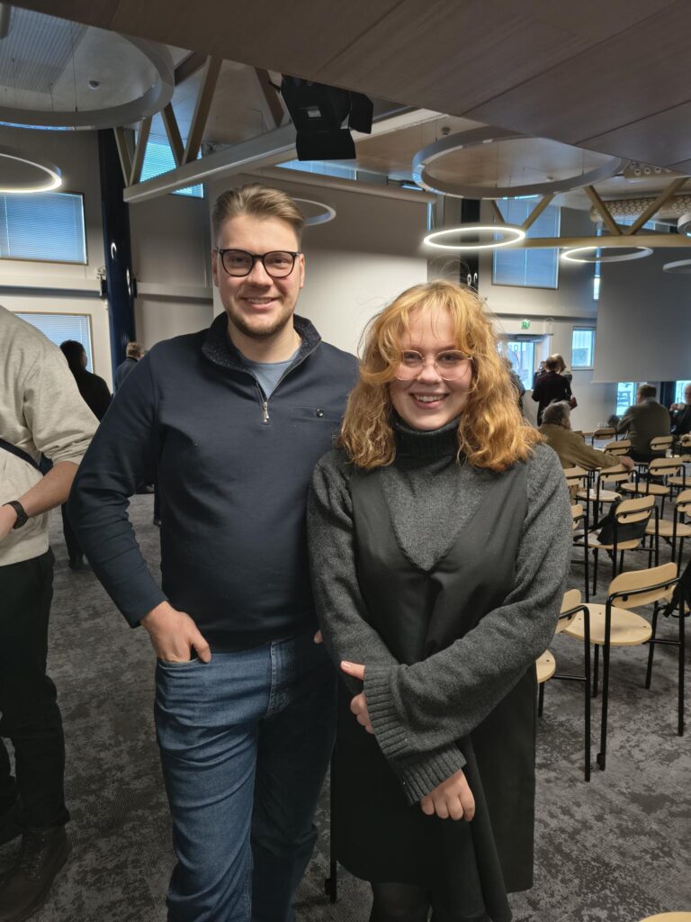 MEOL – Metsäalan Opiskelijat ry:n edellinen puheenjohtaja Antti Kontio, sekä nykyinen puheenjohtaja Petra Lahtinen.