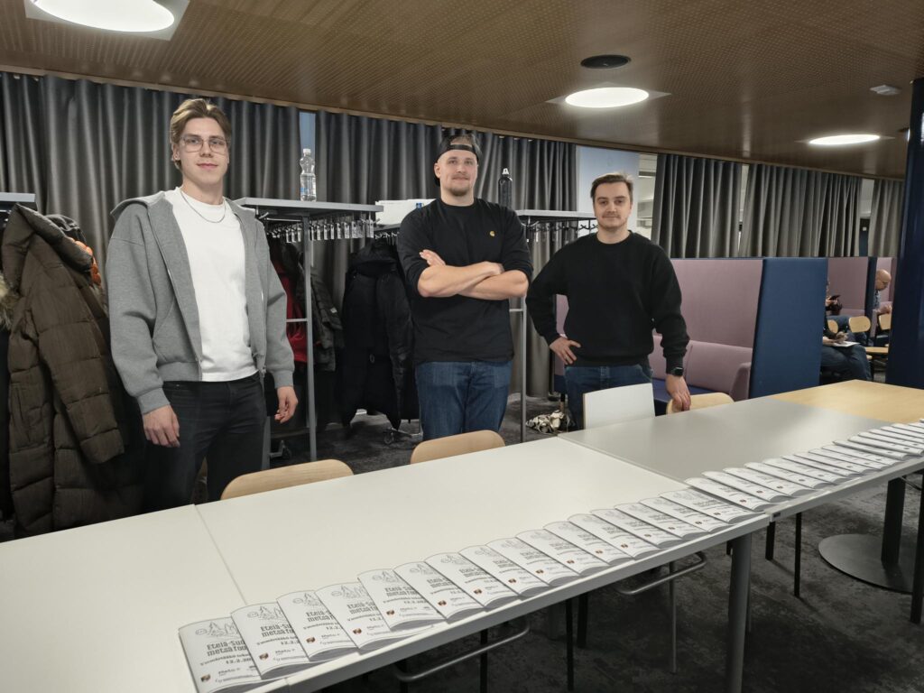 TAMK:n metsätalousinsinööriopiskelijat olivat mukana rakentamassa tilaisuutta. Kuvassa narikassa Joonatan, Lauri sekä Anttoni, 3. vuoden metsätalousinsinööri-opiskelijoita.