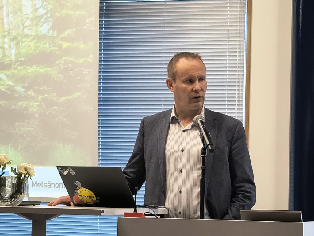 MTK:n metsäjohtaja Marko Mäki-Hakola avasi yleisölle EU:ssa eteneviä metsää koskettavia päätöksiä, joihin MTK edunvalvojana on vaikuttanut ja pyrkii edelleen vaikuttamaan.