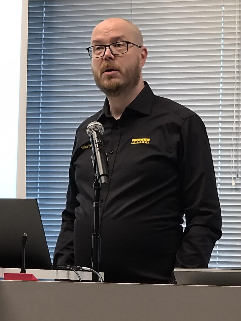 IT- ja digitaalisten palveluiden johtaja Miika Soininen valotti yleisölle, miten AI avustaa jo nyt metsäkoneissa.