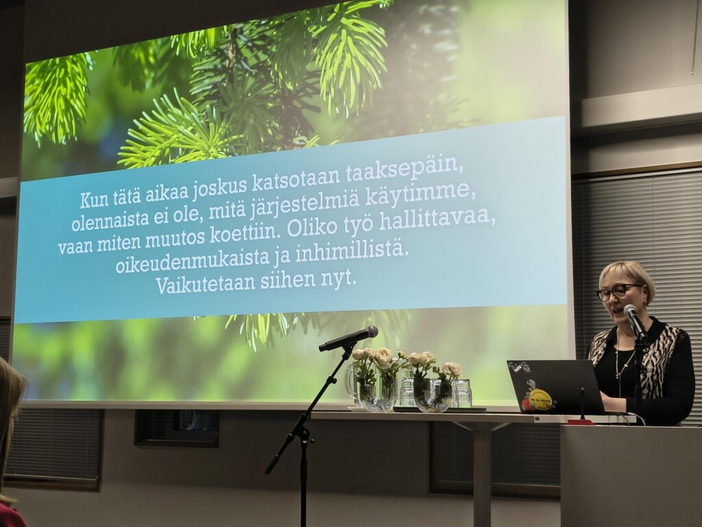 Tapio Palvelut Oy:n Tarja Ollas esitteli Metsähyvinvointi-ohjelmaa, sekä toivoi aihetta tukevia blogeja ja tutkimuksia jaettavaksi sivustolle.