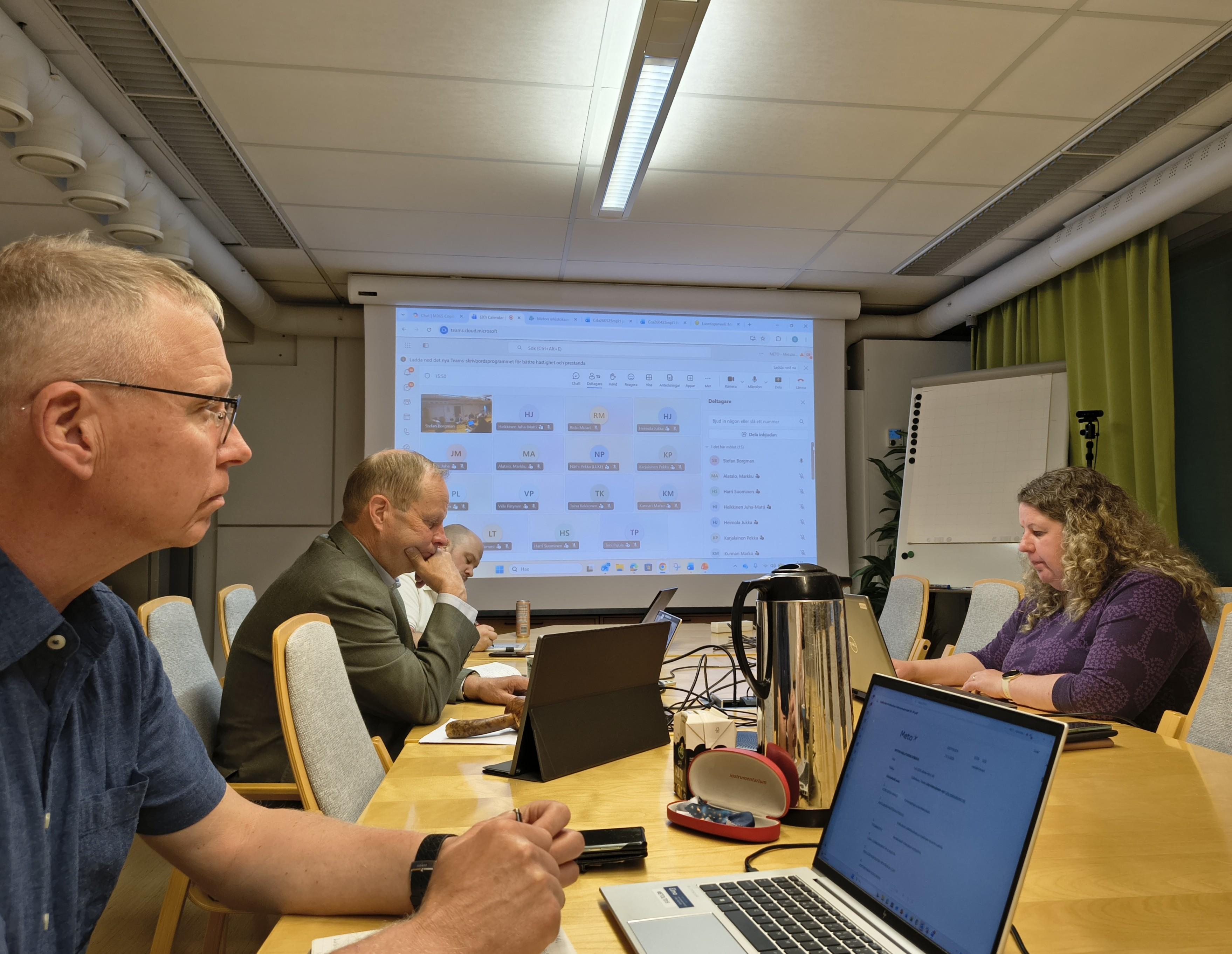 Metsäasiantuntijoiden hallitus on koolla