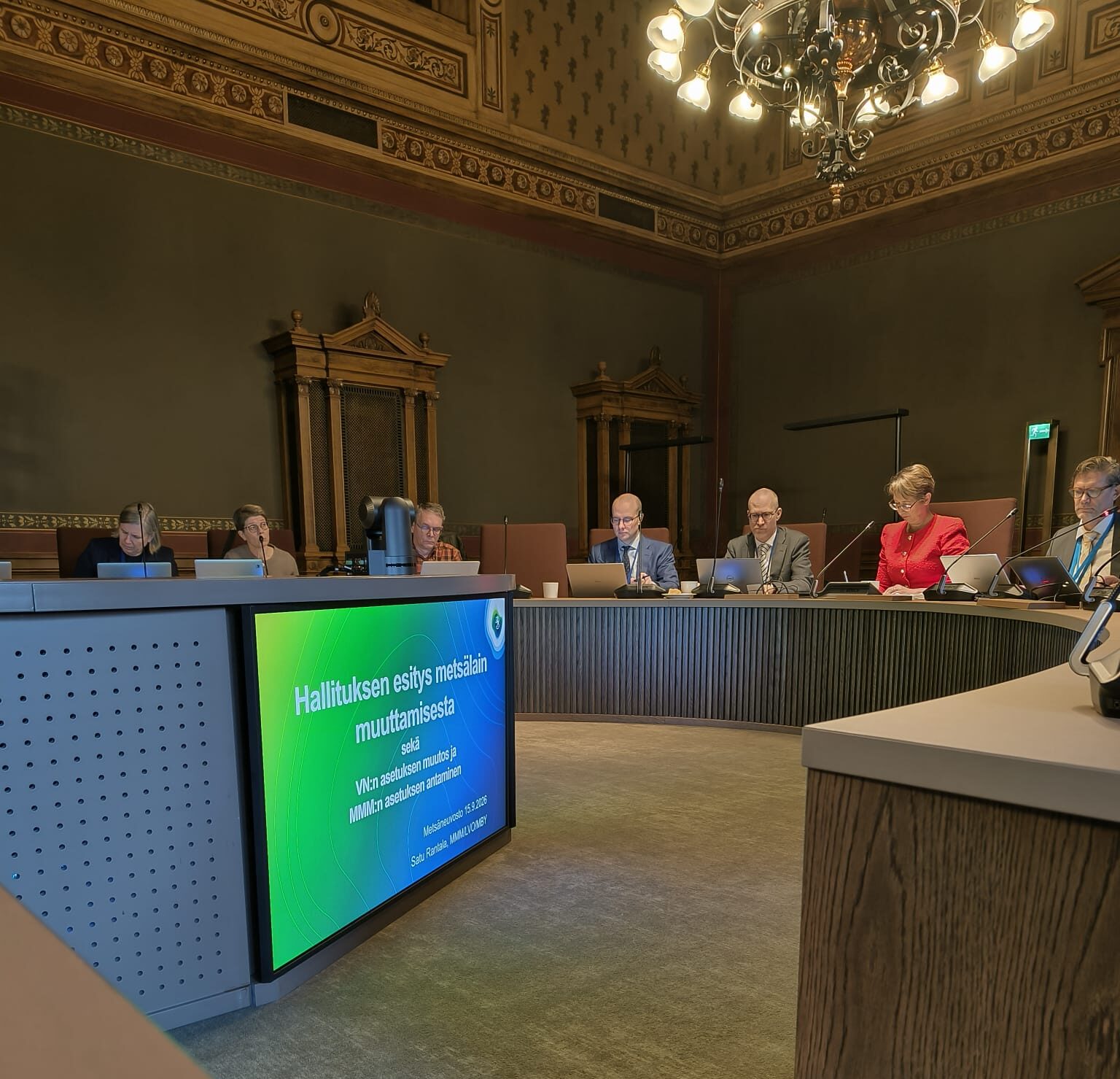 Metsäneuvosto kokoontui Säätytalolla ja tutustui Versowoodin toimintaan